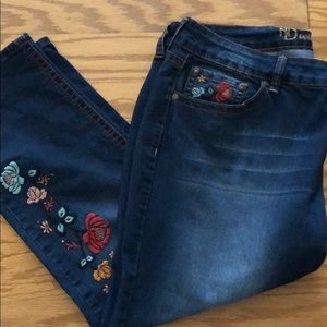 ND Weekend Embroidered Capris